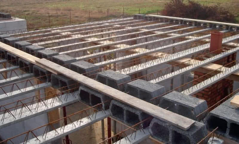 Jak prawidłowo wykonać konstrukcje stropowe?