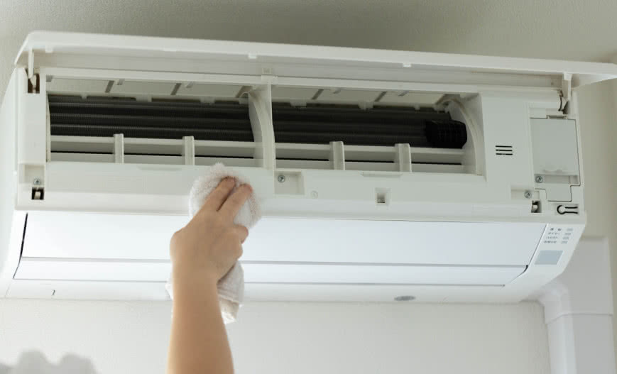 Odgrzybianie klimatyzacji: dlaczego jest ważne i jak to zrobić?