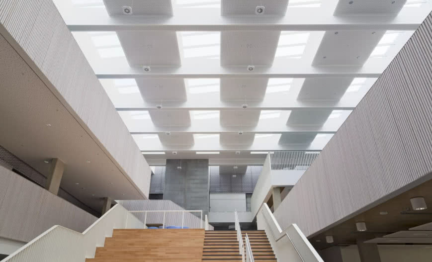 Świetliki modułowe VELUX – jak obniżyć rachunki za energię w budynkach publicznych?