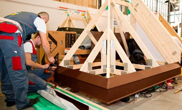 Obróbki blacharskie okapu i komina w pokryciu z dachówki ceramicznej - Szkolenie