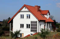 Jeśli warunki na dachu są niekorzystne, kolektory można zamontować na ścianie budynku lub na gruncie. W przypadku kolektorów rurowych, niekorzystne ustawienie całego panelu można skorygować poprzez odpowiednie obrócenie poszczególnych rur próżniowych