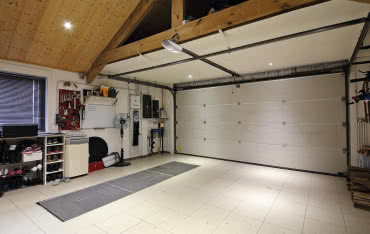 Bezpieczna brama garażowa: co musi mieć, by chronić Twój dom