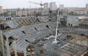 Trwa montaż konstrukcji dachu hali widowiskowo-sportowej w Szczecinie