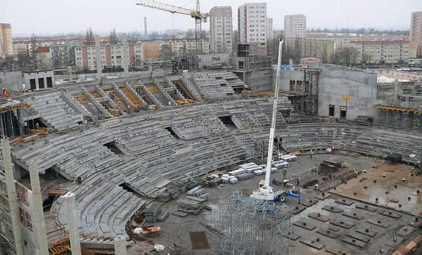 Trwa montaż konstrukcji dachu hali widowiskowo-sportowej w Szczecinie