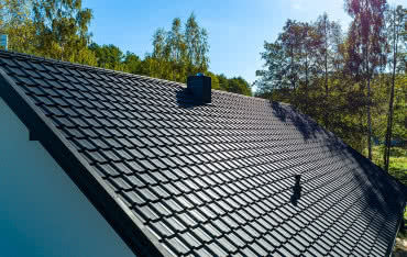 Który dach jest tańszy: dwuspadowy czy płaski?