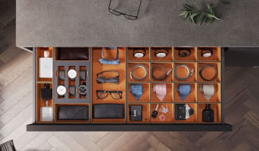 Szuflady z organizerami - gwarancja porządku w garderobie