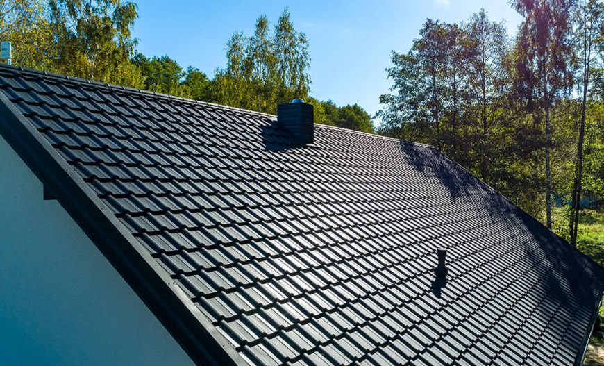 Który dach jest tańszy: dwuspadowy czy płaski?