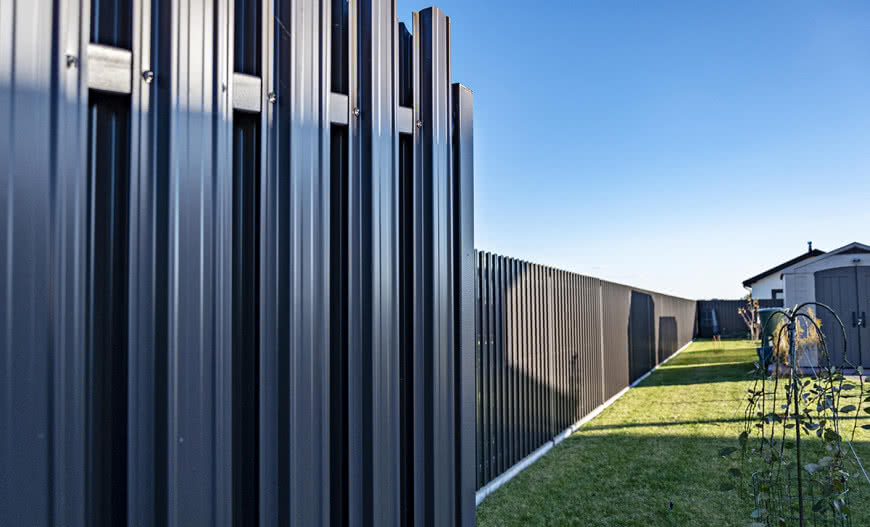 Sztachety metalowe 2025: ceny, modele, porady – ile naprawdę zapłacisz za ogrodzenie?