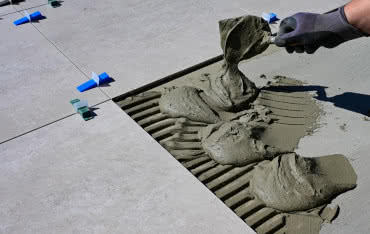 Układanie płytek na płytkach – poradnik krok po korku 