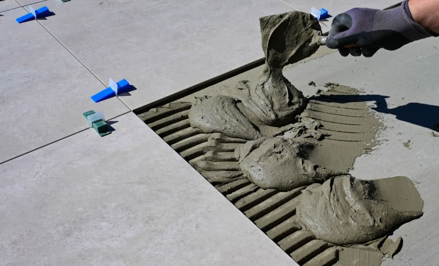 Układanie płytek na płytkach – poradnik krok po korku 