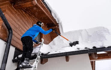 Jak bezpiecznie odśnieżyć dach z blachodachówki?