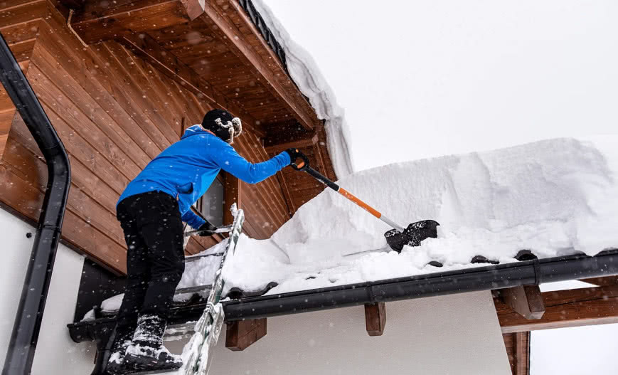 Jak bezpiecznie odśnieżyć dach z blachodachówki?