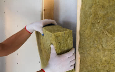 Ile wełny mineralnej na izolację poddasza? Grubość, typ i kalkulacja