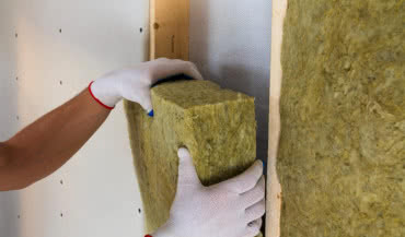 Ile wełny mineralnej na izolację poddasza? Grubość, typ i kalkulacja