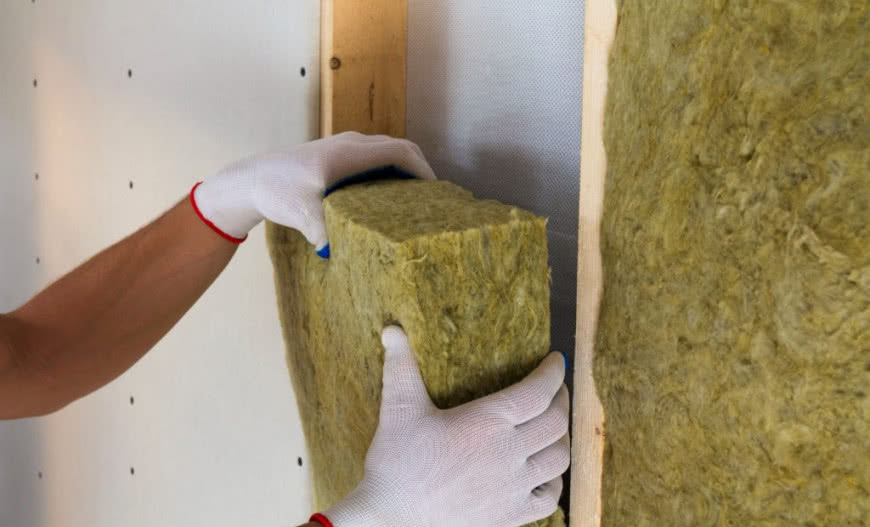 Ile wełny mineralnej na izolację poddasza? Grubość, typ i kalkulacja
