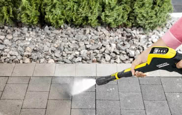 Jak i czym wyczyścić podjazd z kostki brukowej, klinkieru, betonu i granitu?