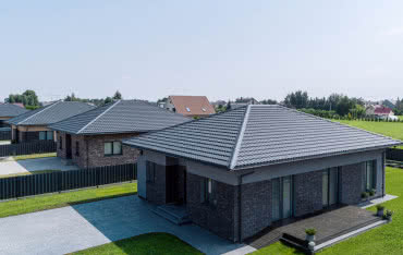 Jak wymierzyć dach kopertowy krok po kroku? Poradnik obliczeń i zamówienia materiału