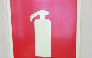 Palna izolacja dachu hali niesie ryzyko pożaru