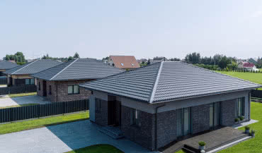 Jak wymierzyć dach kopertowy krok po kroku? Poradnik obliczeń i zamówienia materiału