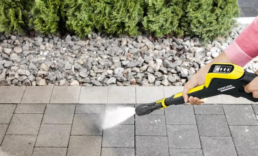 Jak i czym wyczyścić podjazd z kostki brukowej, klinkieru, betonu i granitu?