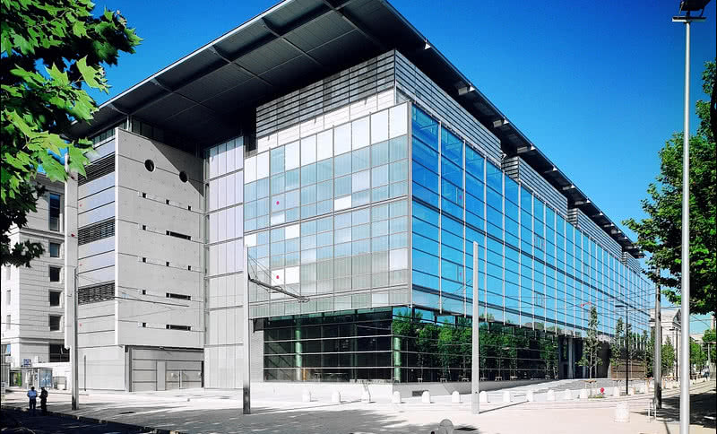 Ochrona przed oślepiającym blaskiem słońca w budynkach zrównoważonych