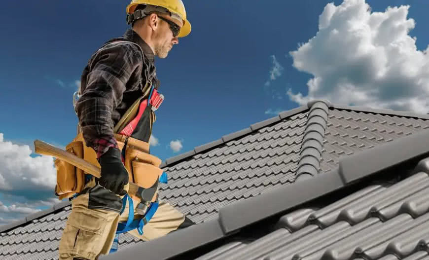 Remont dachu krok po kroku – jak nie przepłacić i nie popełnić błędów?