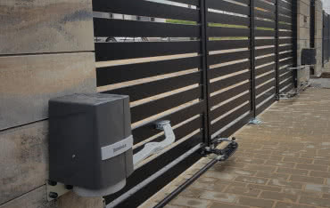 Brama wjazdowa z napędem – co musisz wiedzieć przed zakupem? Montaż, konserwacja, ceny w 2024 roku