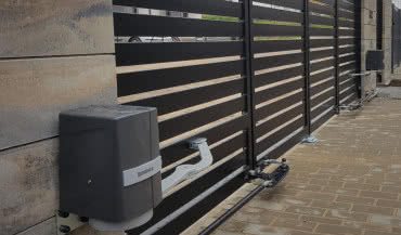 Brama wjazdowa z napędem – co musisz wiedzieć przed zakupem? Montaż, konserwacja, ceny w 2024 roku