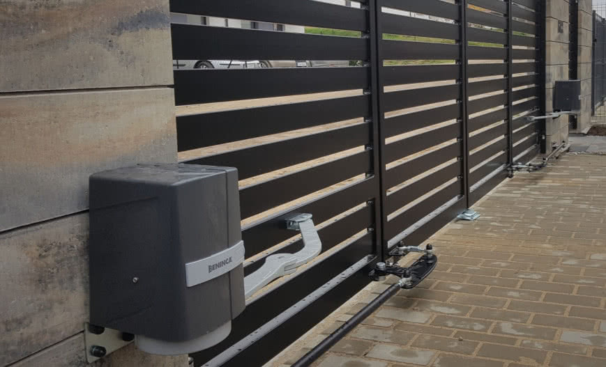 Brama wjazdowa z napędem – co musisz wiedzieć przed zakupem? Montaż, konserwacja, ceny w 2024 roku