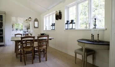 Malowanie drewnianej boazerii na biało