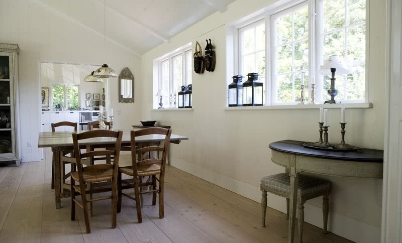 Malowanie drewnianej boazerii na biało