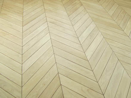 Drewniana podłoga ułożona we wzór jodły francuskiej