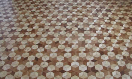 Drewniana mozaika podłogowa we wzorze w gwiazdkę