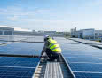 Fotowoltaika na dachu płaskim: bezpieczny montaż z systemem BauderSOLAR