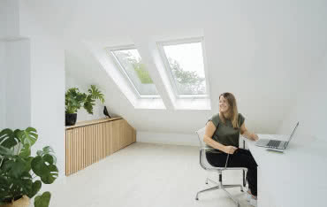 Domowe biuro z oknami dachowymi FAKRO