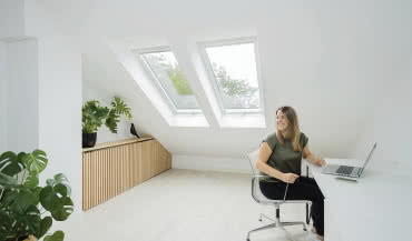 Domowe biuro z oknami dachowymi FAKRO