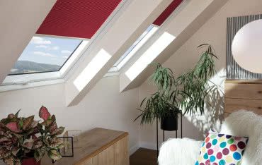 Rolety Fakro w kolorze Viva Magenta