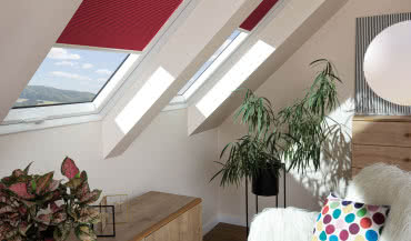 Rolety Fakro w kolorze Viva Magenta