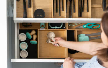 Jak zorganizować wnętrza szuflad?