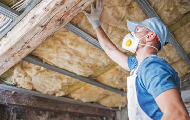 Wełna na poddasze. Jaką grubość wybrać, jak zamontować?