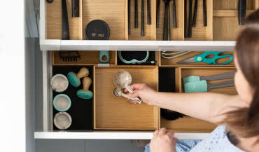 Jak zorganizować wnętrza szuflad?