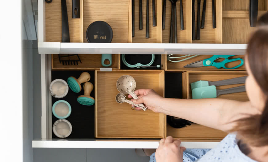 Jak zorganizować wnętrza szuflad?