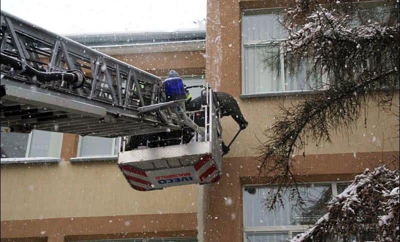 Usuwanie śniegu z dachów