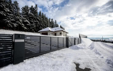 Jakie ogrodzenie sprawdzi się na skarpie?