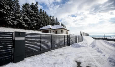 Jakie ogrodzenie sprawdzi się na skarpie?