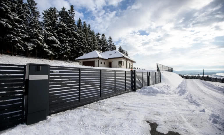 Jakie ogrodzenie sprawdzi się na skarpie?