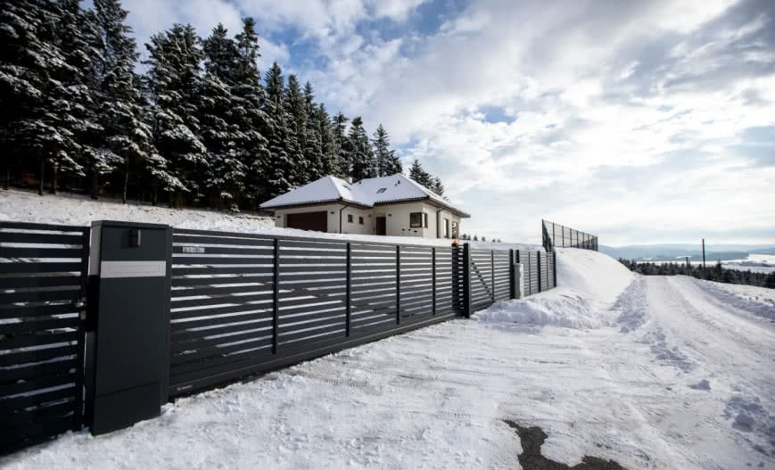 Jakie ogrodzenie sprawdzi się na skarpie?