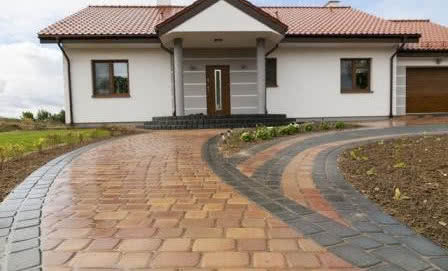 Projektowanie ścieżek ogrodowych ze spadkiem