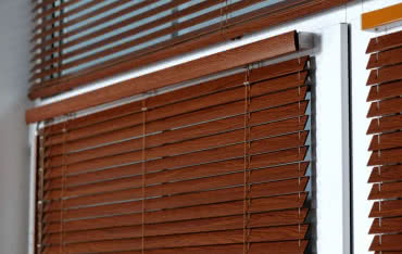 Żaluzje drewniane - idealne na gorące lato