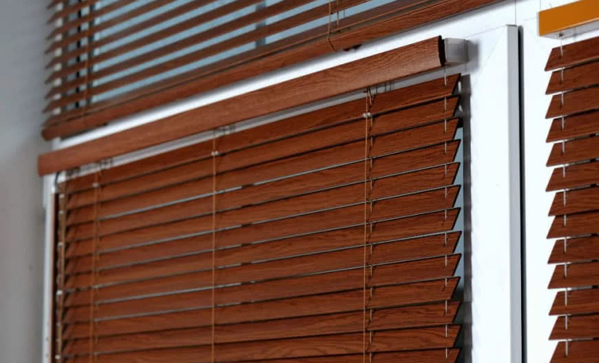 Żaluzje drewniane - idealne na gorące lato